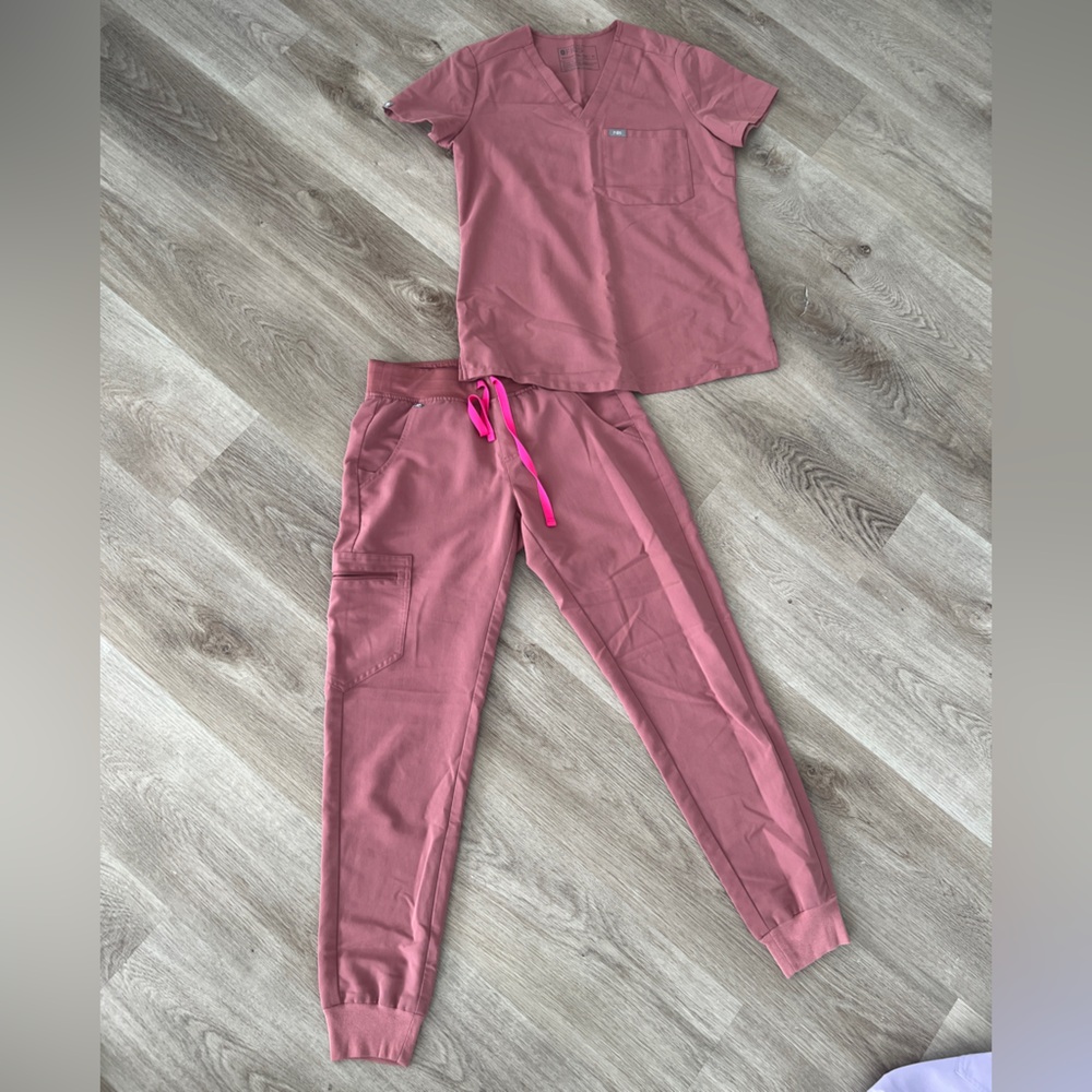 FIGS womens Scrub Set in mauve with Jogger Pants